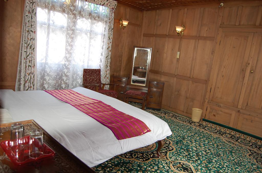 Hotel White House Group Of Houseboats Srīnagar Exterior foto