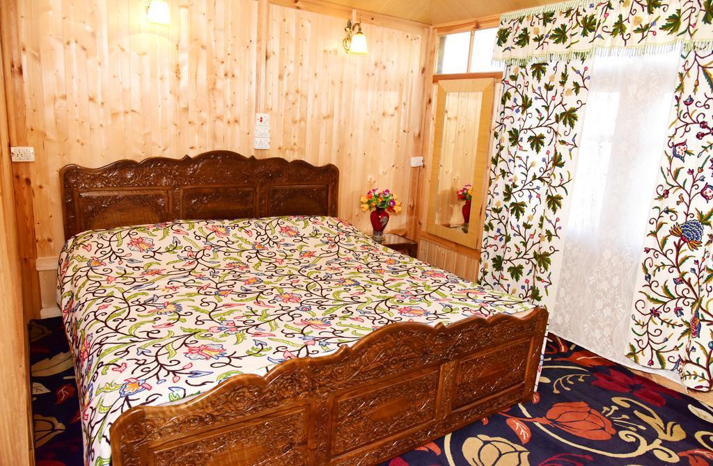 Hotel White House Group Of Houseboats Srīnagar Exterior foto